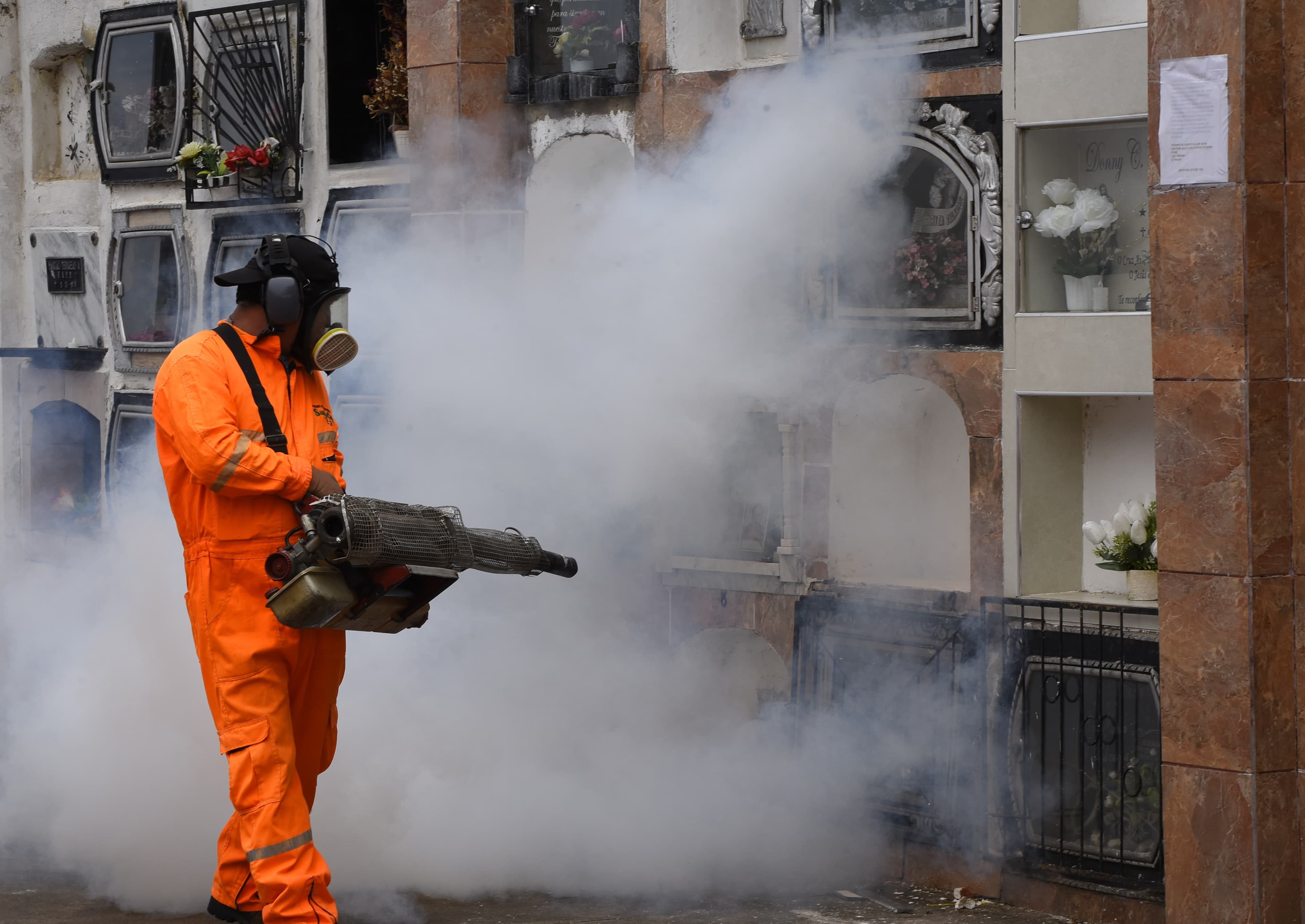 ALCALDÍA FUMIGA 24 CEMENTERIOS CRUCEÑOS ANTE LA LLEGADA DE TODOS SANTOS