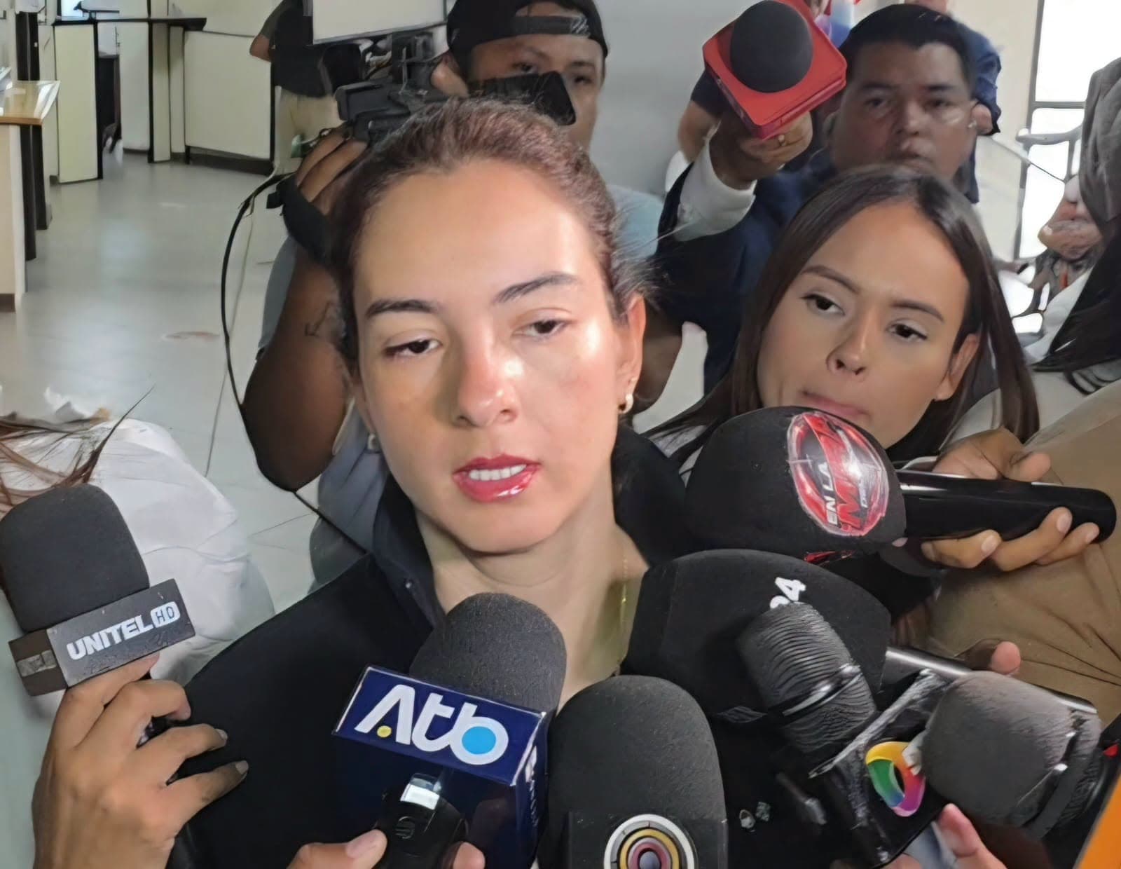 “ESPERO QUE SE DEMUESTRE MI INOCENCIA”: LAURA ROJAS TRAS SUSPENSIÓN DE AUDIENCIA