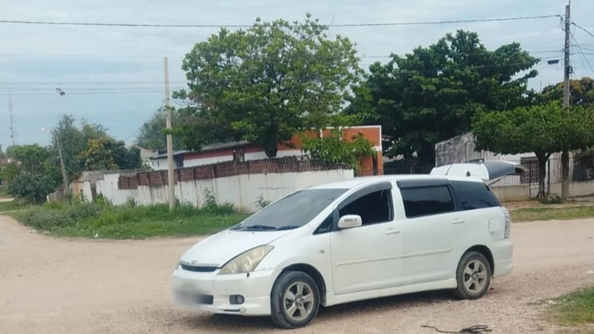 PUERTO SUÁREZ: ENCUENTRAN A UN HOMBRE SIN VIDA EN EL ASIENTO TRASERO DE UN AUTO