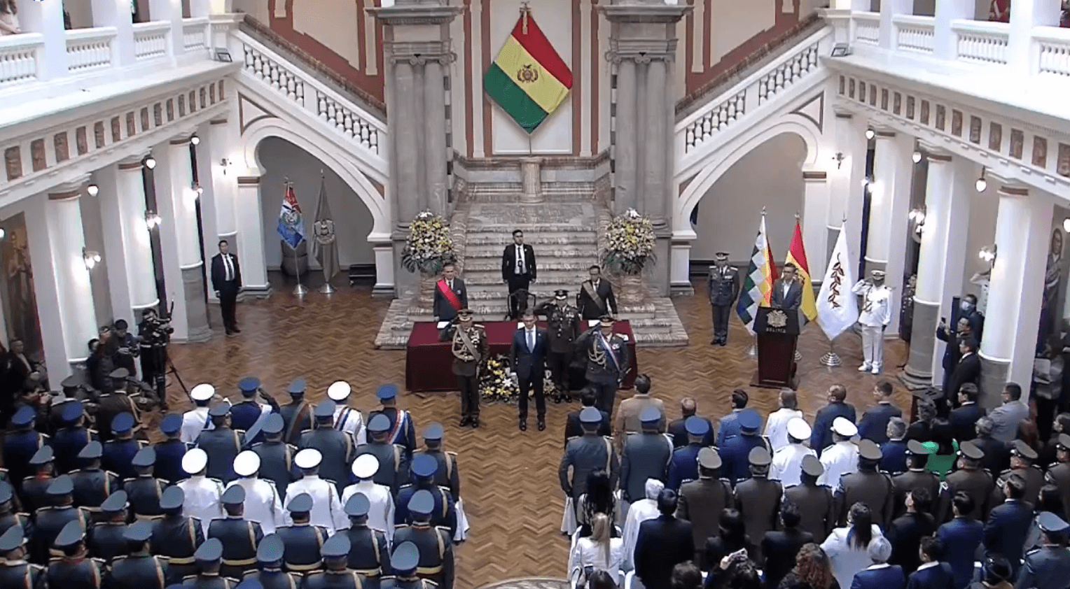 GOBIERNO ASCIENDE POR DECRETO A NUEVOS GENERALES DE LAS FFAA Y DE LA POLICÍA BOLIVIANA