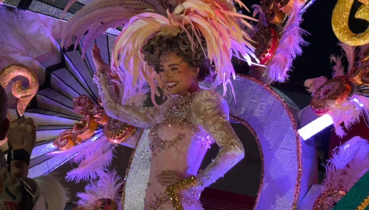 SANTA CRUZ REVIVE SU HISTORIA: CAMILA I DESLUMBRA COMO LA “DAMA DE LA LIBERTAD” EN LA SEGUNDA PRECARNAVALERA