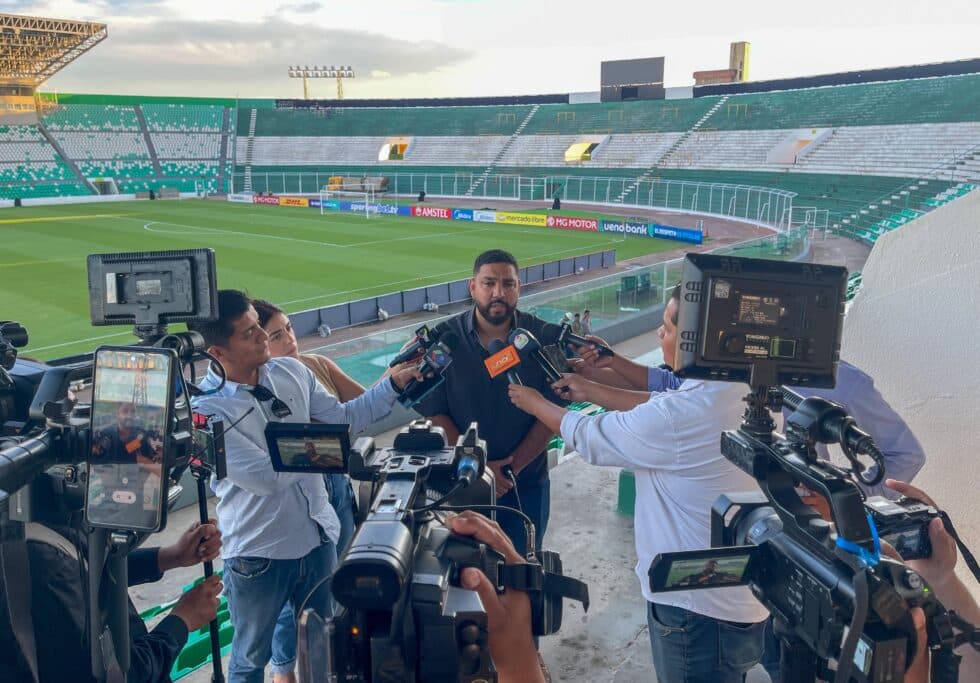 ILUMINACION LISTAS EN EL TAHUICHI PARA EL PARTIDO DE BLOOMING Y RIVER