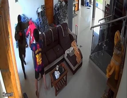 MENORES SE ENFRENTAN A DELINCUENTES Y FRUSTRAN ROBO EN SU DOMICILIO