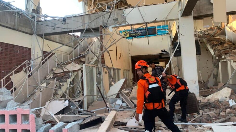 TERREMOTO DE 7,7 DEJA 40 MUERTOS Y DESATA EVACUACIONES EN INDONESIA