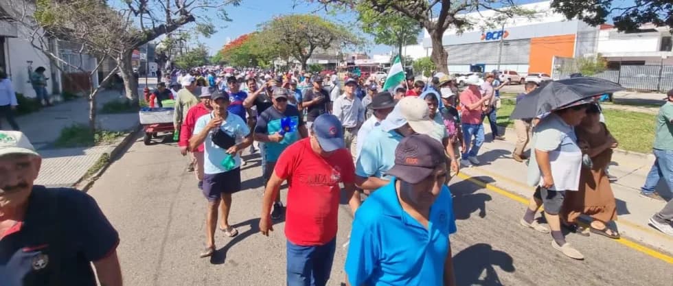 TRANSPORTISTAS MARCHAN TRAS EL PARO Y EXIGEN AL CONCEJO UNA TARIFA TRANSITORIA DE BS 4