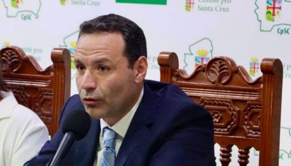 ZAMBRANA : "BOLIVIA DEBE PROHIBIR EL SOCIALISMO POR LEY Y EN LA CPE"
