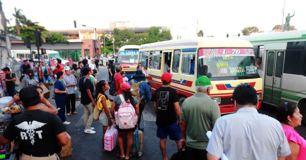ALCALDÍA Y TRANSPORTE URBANO ACUERDAN MANTENER EL PASAJE EN TRES BOLIVIANOS