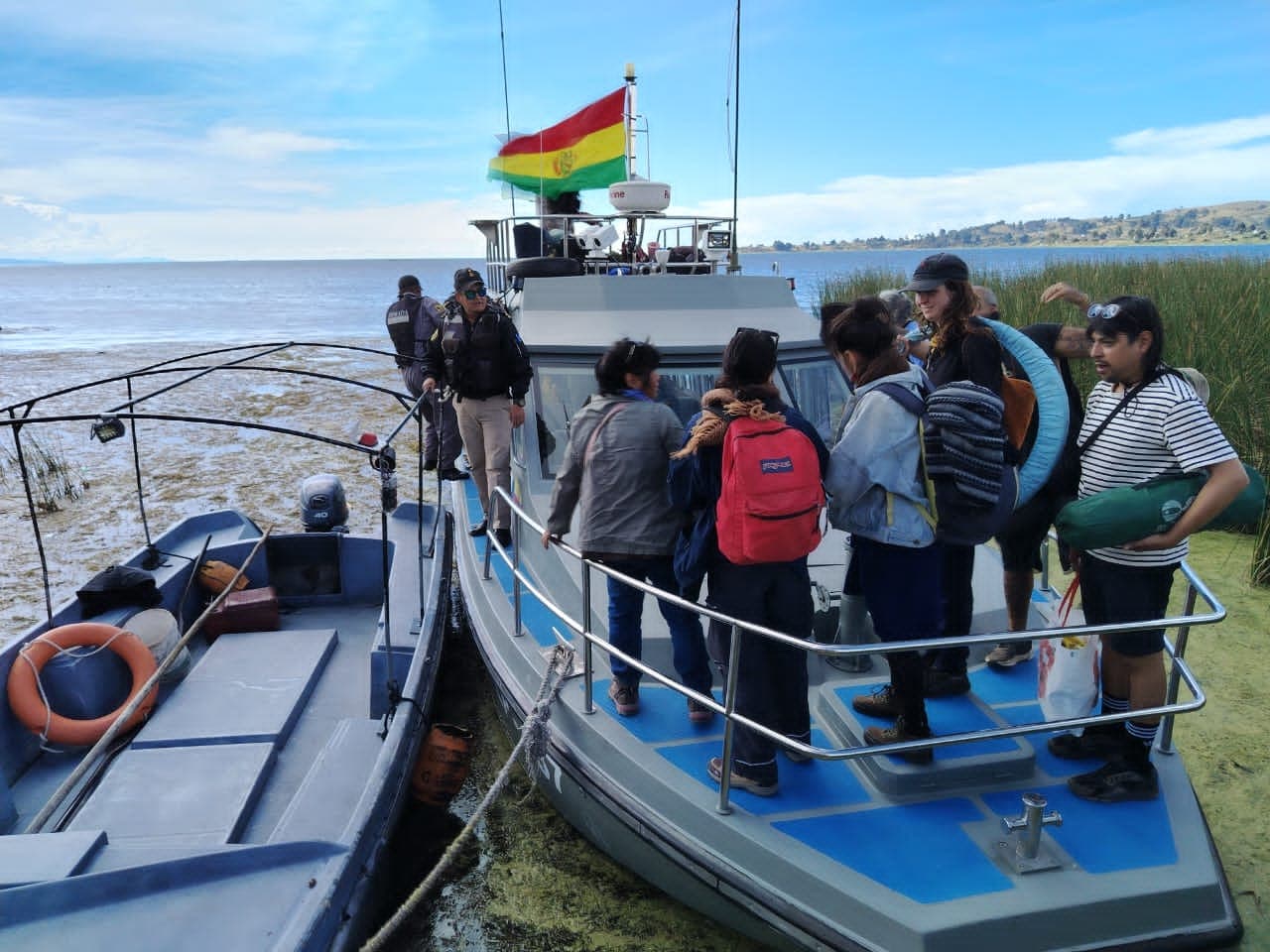 ARMADA BOLIVIANA EVACÚA A 214 TURISTAS