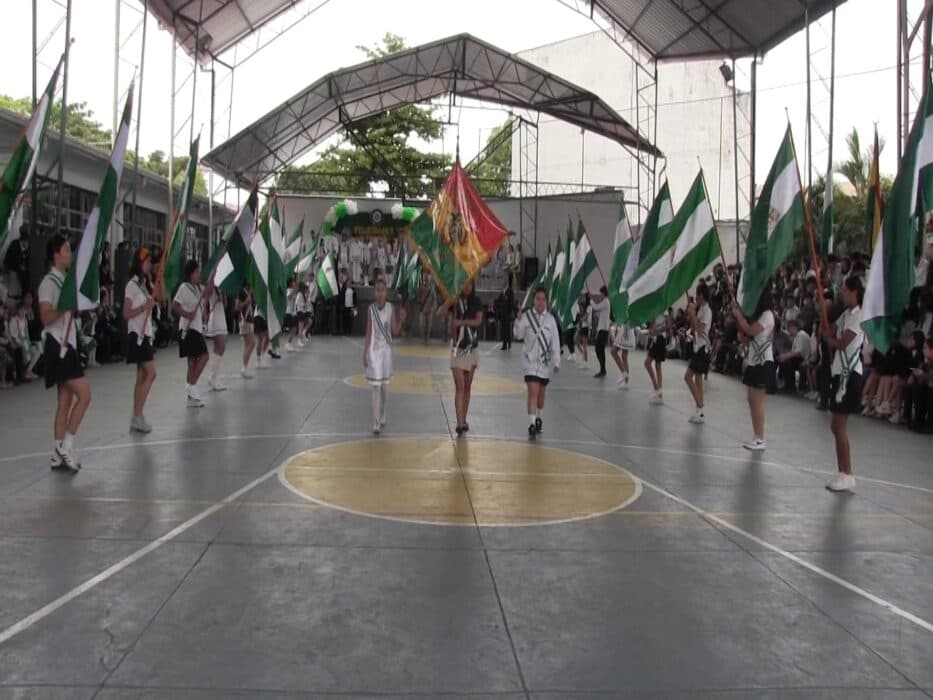 COLEGIO JESÚS MAESTRO CELEBRA A SANTA CRUZ CON DESFILE Y FERIA CULTURAL