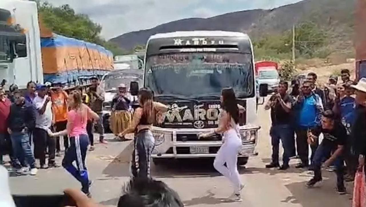 LAS ‘LINDAS CHIQUILLAS’ DE MAROYU BAILARON PARA PASAR UN PUNTO DE BLOQUEO