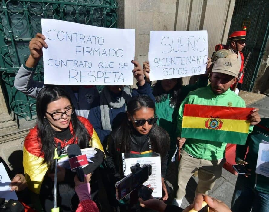 PROTESTA DE DEPORTISTAS TERMINA CON GASIFICACIÓN POLICIAL EN PUERTAS DE PALACIO