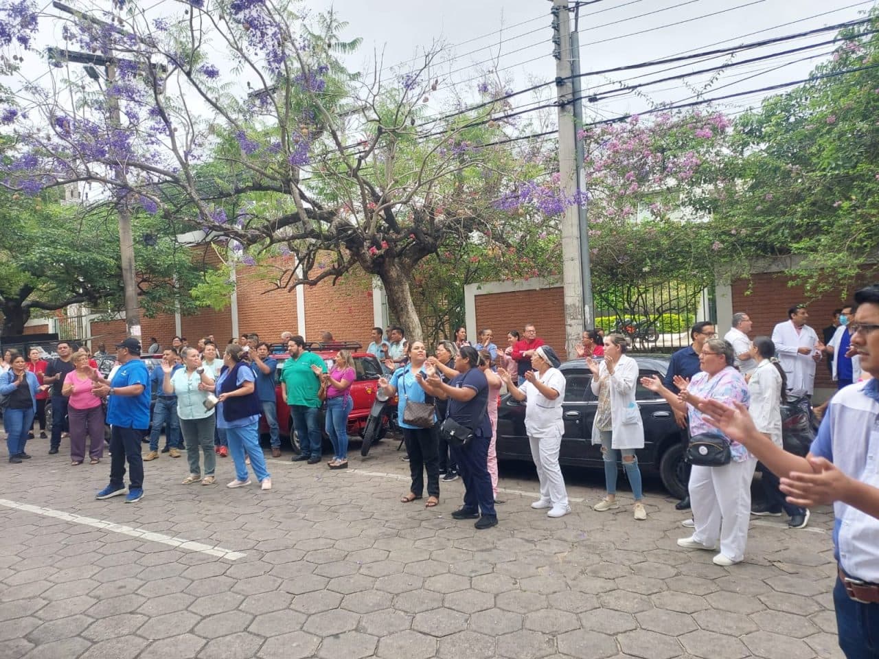 TRABAJADORES DE LA CAJA PETROLERA PROTESTAN POR SUELDOS Y BONOS IMPAGOS