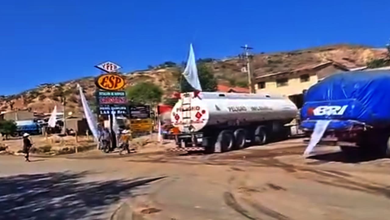 YPFB PIDE DEJAR PASAR 130 CISTERNAS VARADAS EN PAROTANI; ADVIERTE PELIGRO DE EXPLOSIÓN