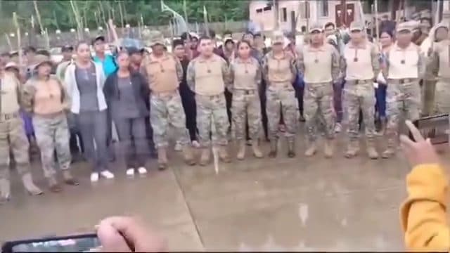 TOMAN DE REHENES A MILITARES EN PAROTANI