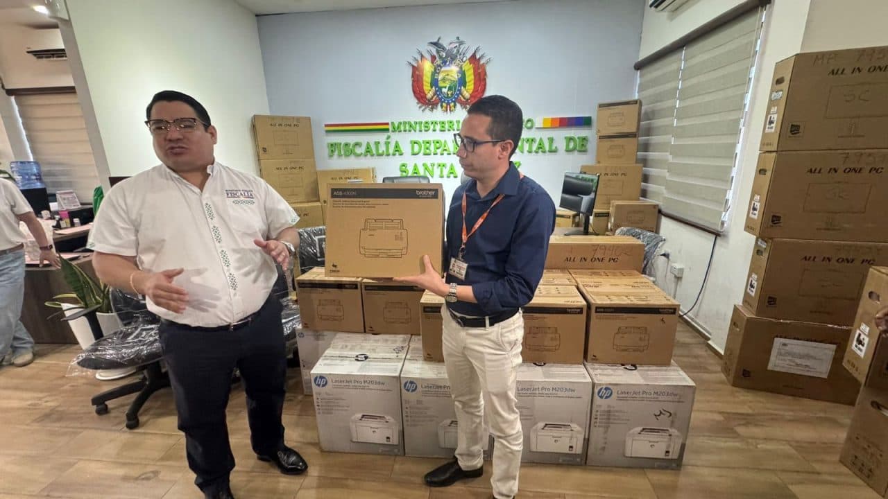 FISCAL GENERAL ENTREGA 90 NUEVOS EQUIPOS DE COMPUTACIÓN PARA LA FISCALÍA DEPARTAMENTAL DE SANTA CRUZ