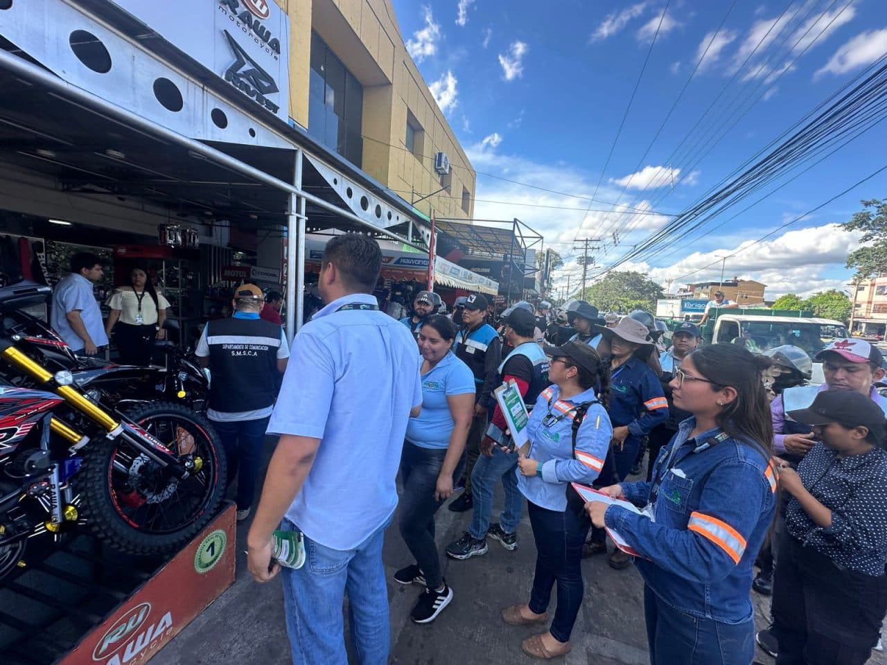 NOTIFICAN A PROPIETARIOS DE TALLERES DE MOTOS POR INVASIÓN DE ACERAS