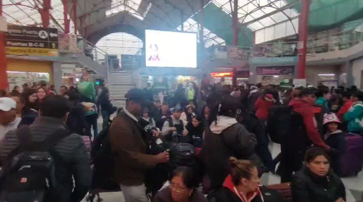TERMINALES DE LA PAZ Y EL ALTO COLAPSAN POR CANTIDAD DE PASAJEROS QUE VIAJAN A ORURO