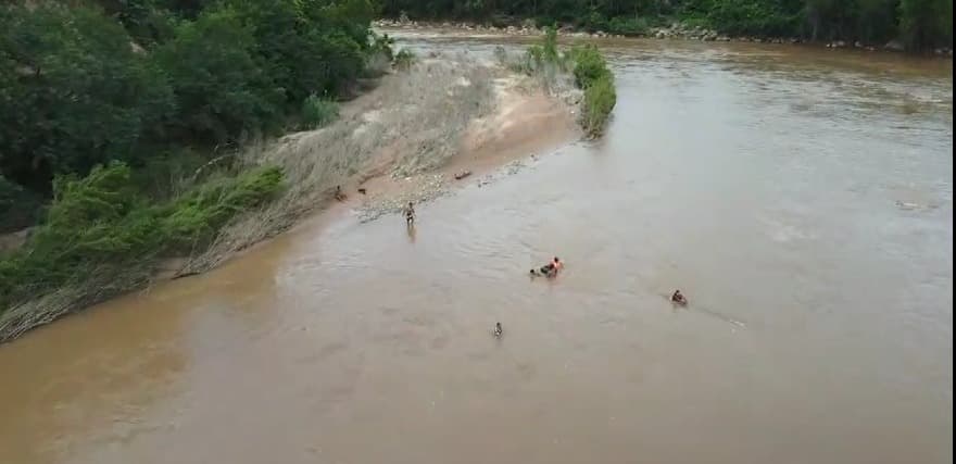 INVESTIGAN SI EL CUERPO ENCONTRADO EN EL RÍO PARAPETÍ ES DEL NIÑO QUE CAYÓ EN UNA QUEBRADA