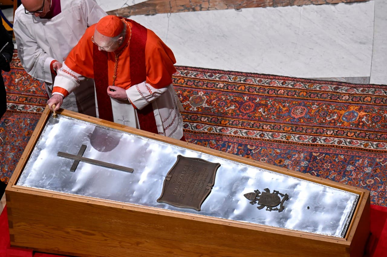 CIERRAN EL FÉRETRO DEL PAPA FRANCISCO