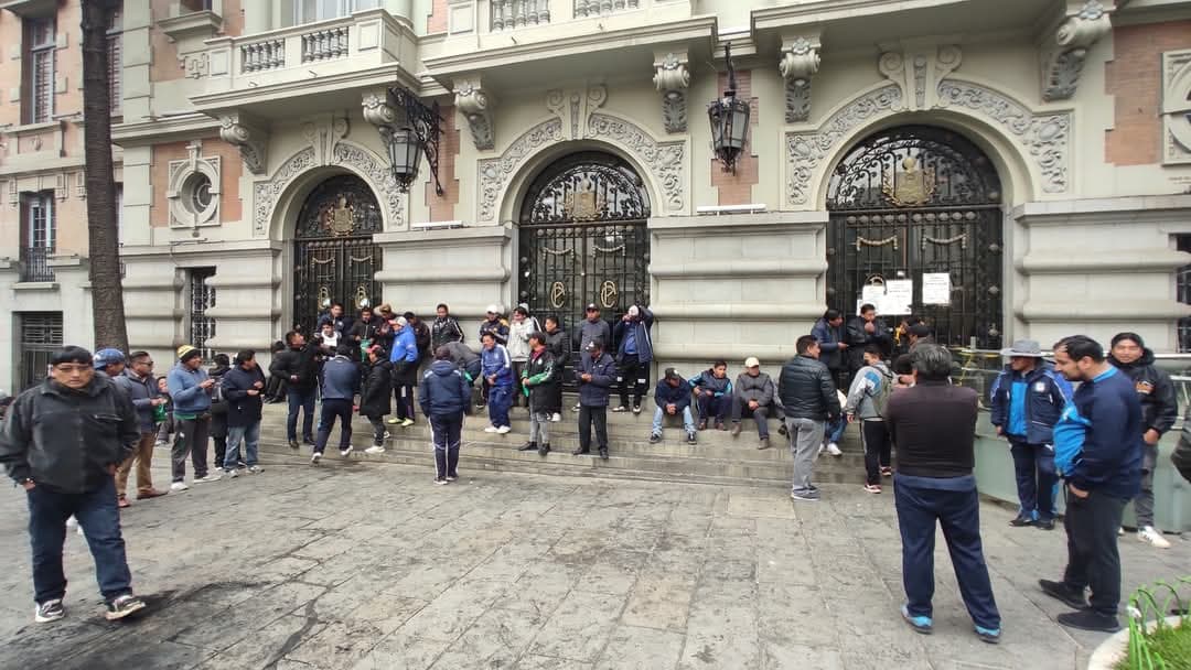 CHOFERES DE LA PAZ REALIZAN VIGILIA EN EL PALACIO CONSISTORIAL POR TARIFAS DEL PASAJE