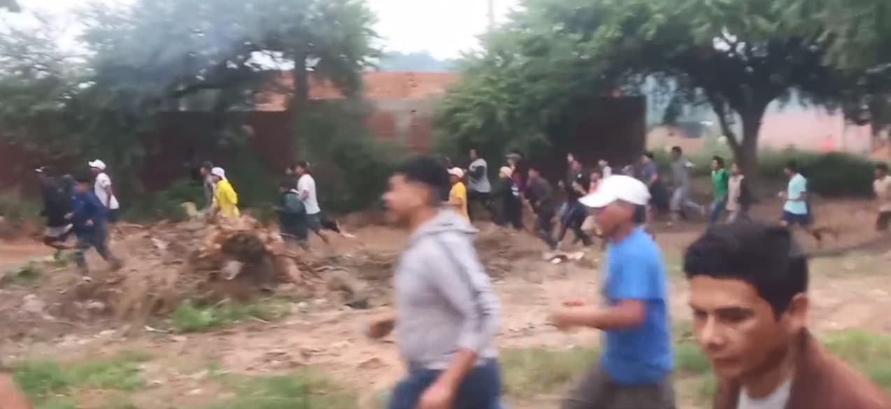 ENFRENTAMIENTOS POR DESALOJO EN EL BARRIO SANTA LUCIA ZONA ESTE DE LA CIUDAD