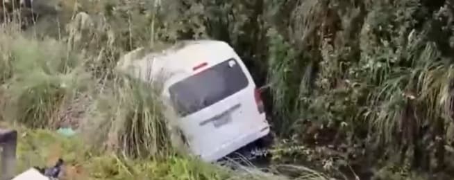 UN MUERTO Y 11 HERIDOS TRAS CHOQUE ENTRE MINIBÚS Y UNA CAMIONETA EN CARRETERA SANTA CRUZ – COCHABAMBA