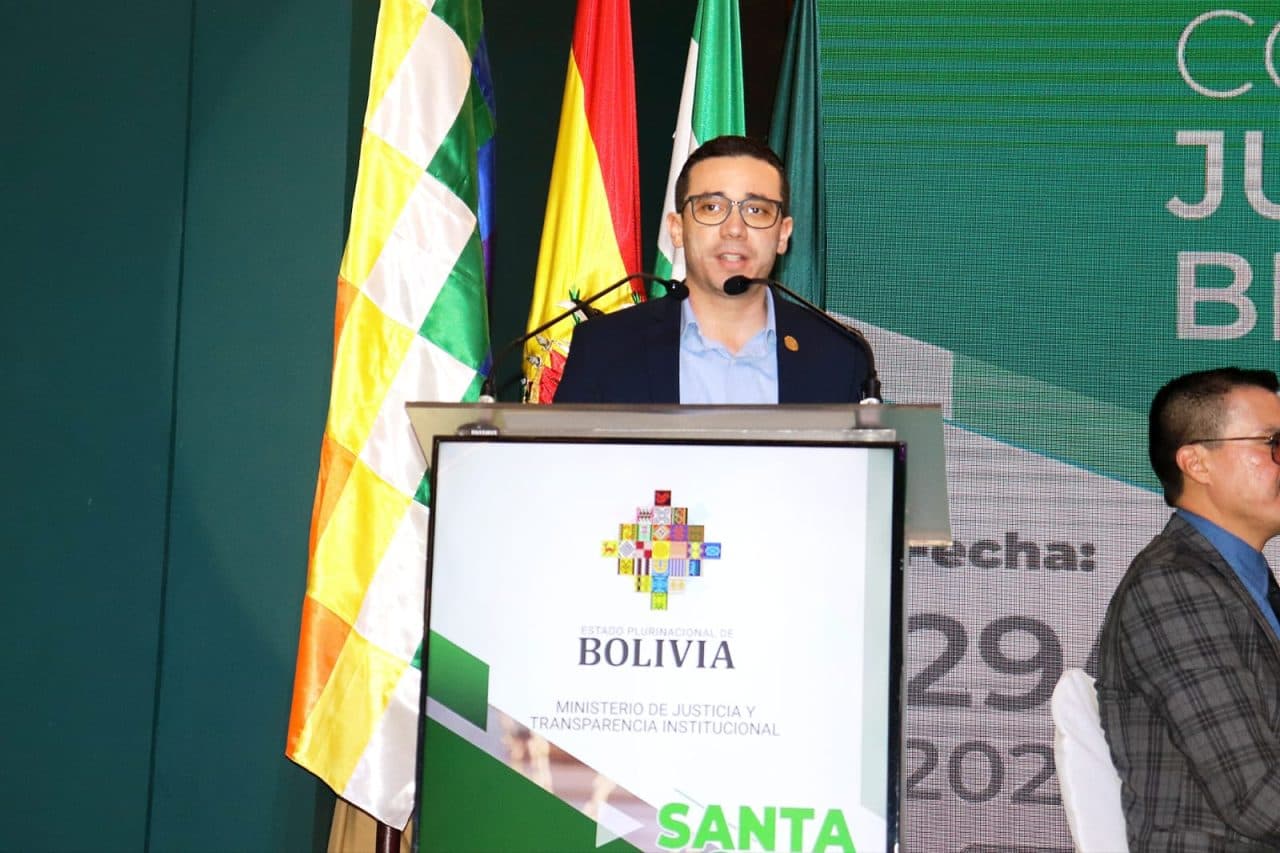 FISCAL DEPARTAMENTAL DE SANTA CRUZ SOCIALIZA EL PROCESAMIENTO DE ADOLESCENTES EN CONFLICTO CON LA LEY DURANTE CONVERSATORIO JURÍDICO