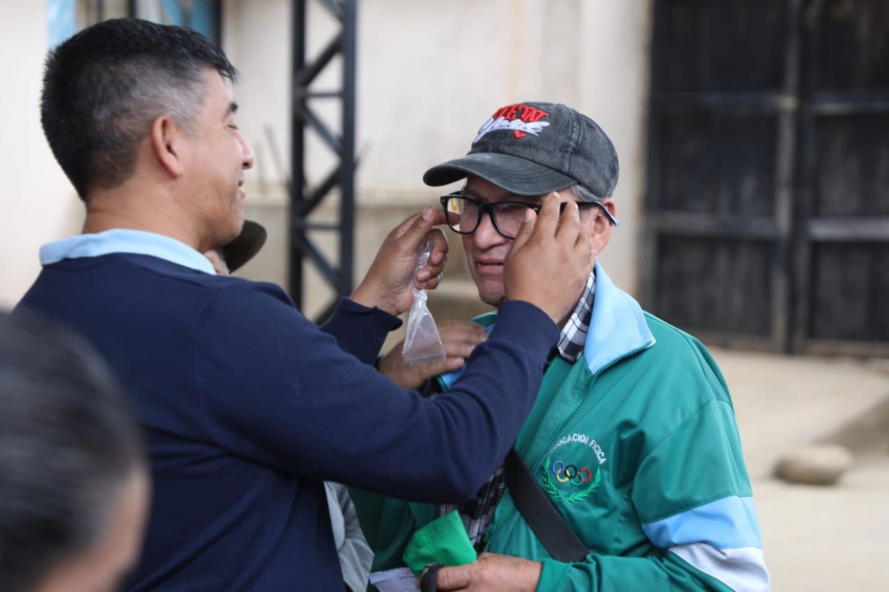 GOBERNACIÓN ENTREGA PLACAS Y LENTES A ADULTOS MAYORES EN VALLEGRANDE