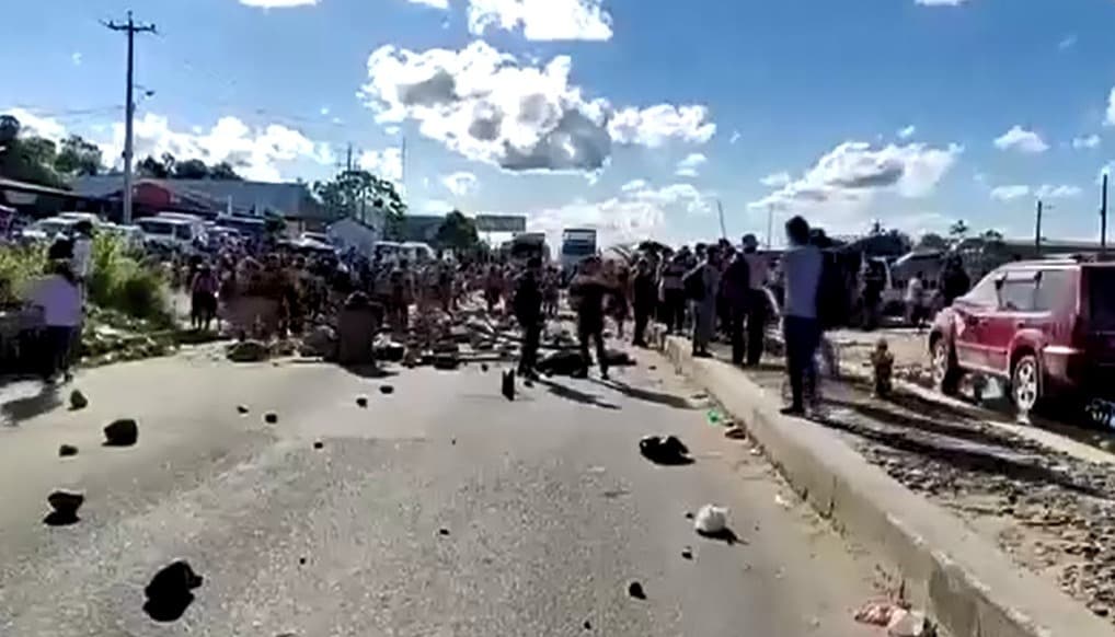 «EVISTAS” BLOQUEAN CARRETERA COCHABAMBA- SANTA CRUZ