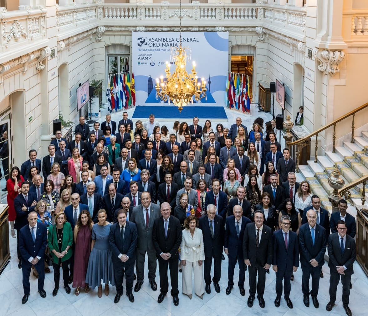 MIEMBROS DE LA AIAMP DAN LA BIENVENIDA AL FISCAL GENERAL DEL ESTADO COMO NUEVO REPRESENTANTE DE BOLIVIA ANTE ESA ASOCIACIÓN