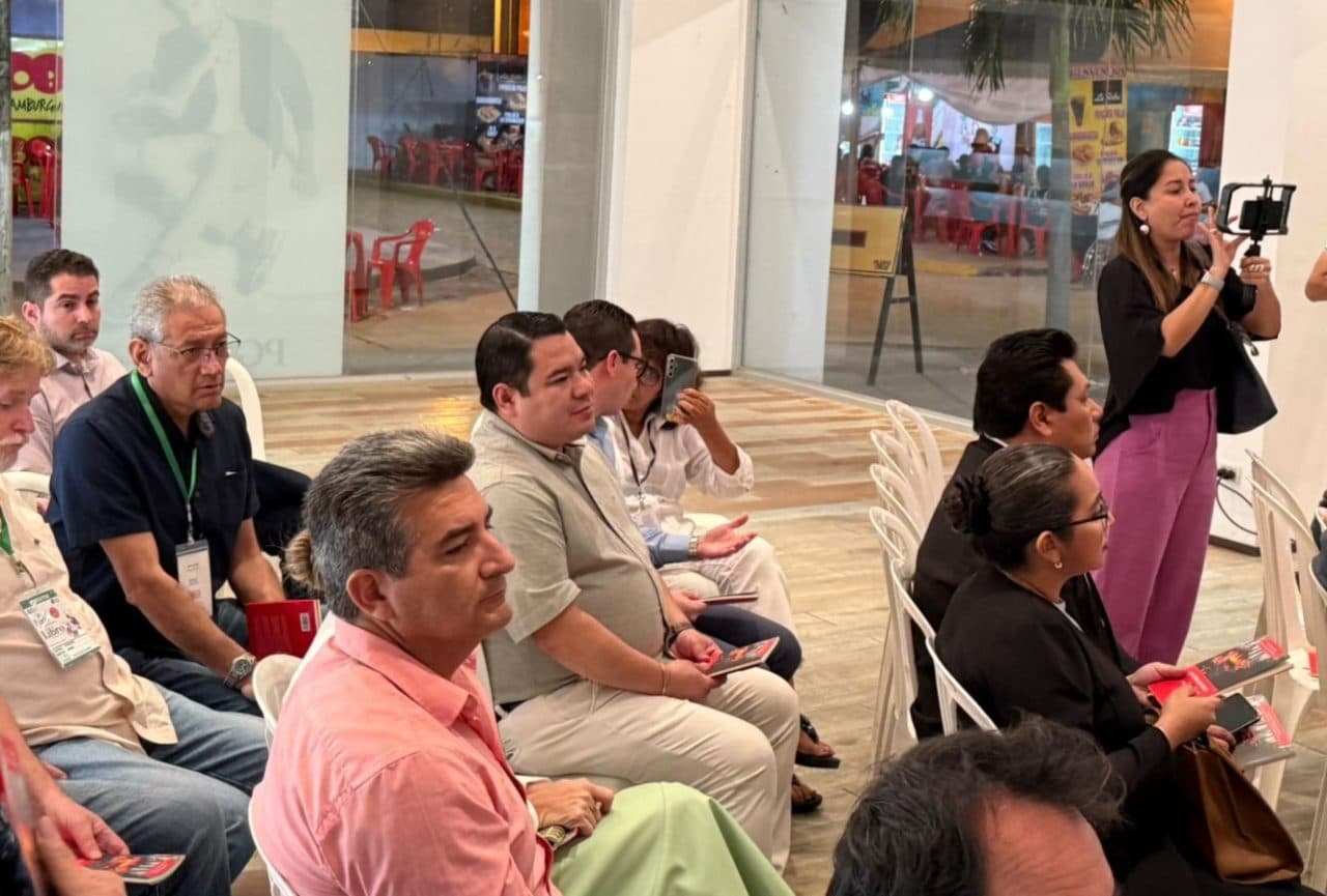 FISCAL GENERAL DEL ESTADO PARTICIPA DE LA FERIA INTERNACIONAL DEL LIBRO EN SANTA CRUZ