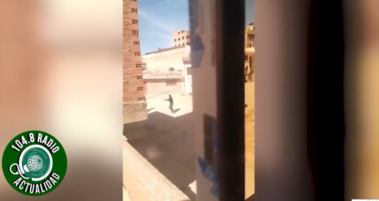 PERSONA ARMADA ES FILMADA DURANTE ENFRENTAMIENTOS ENTRE BLOQUEADORES Y VECINOS