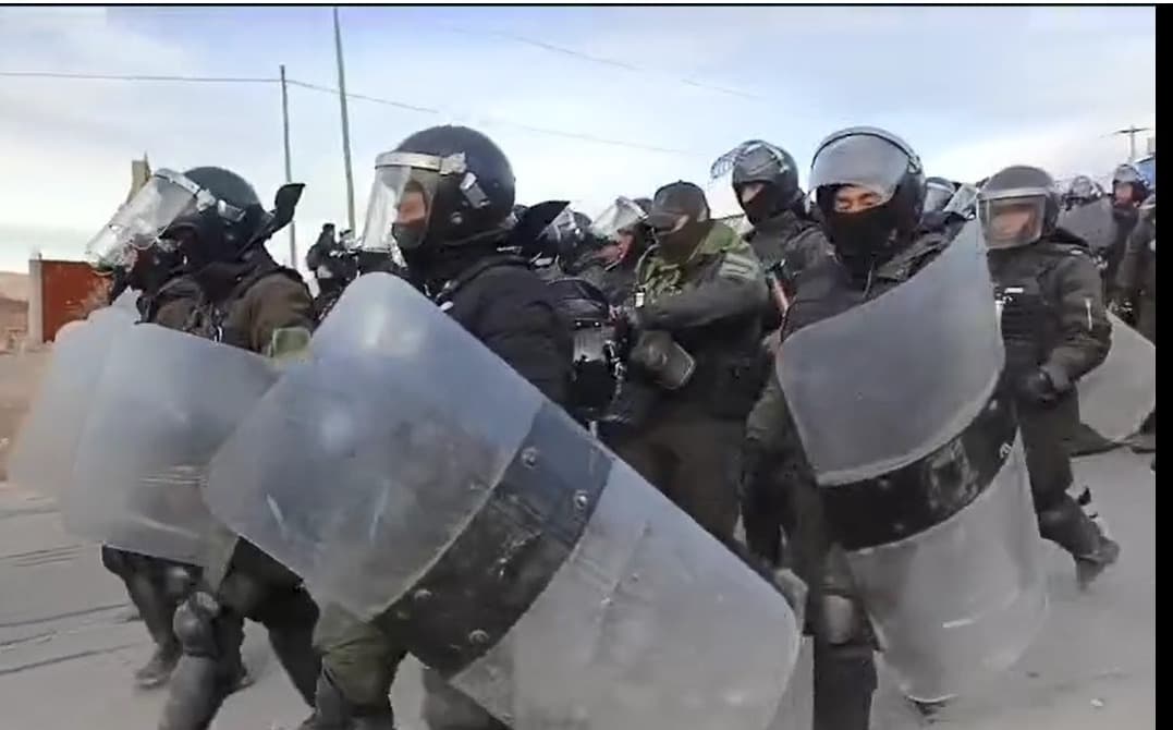 REFUERZO POLICIAL LLEGA A LLALLAGUA ACOMPAÑADO DE COMUNARIOS