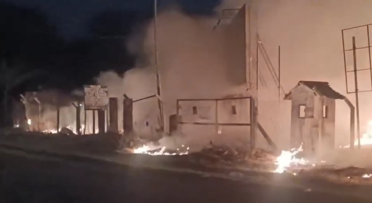 INCENDIO DE PASTIZALES EN TERRENO DE PROYECTO DE MERCADO EN EL QUIOR