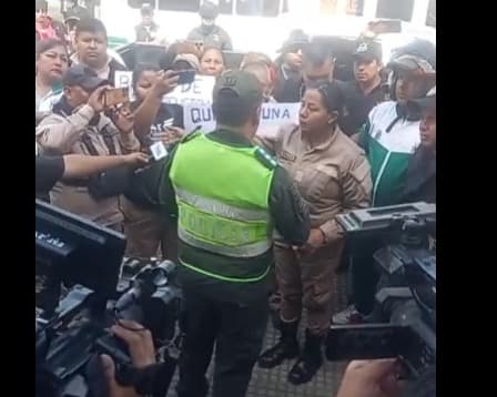 GUARDIAS MUNICIPALES PROTESTAN Y BUSCAN AL ALCALDE Y EXIGEN CUMPLA LAUDO ARBITRAL