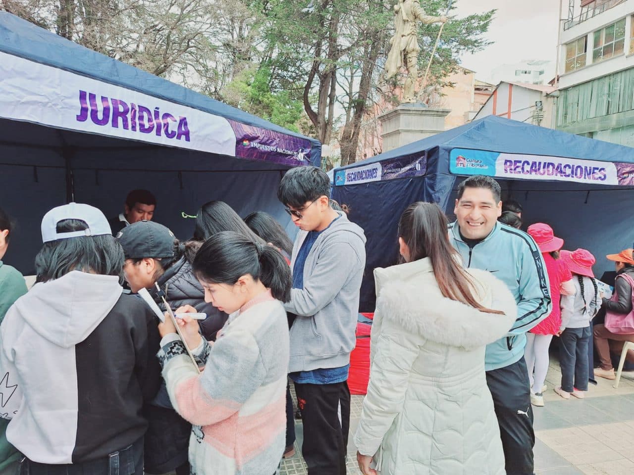 VISITANTES DE FERIA DE CULTURA TRIBUTARIA DESTACAN CUALIDADES DEL SIAT EN LÍNEA DEL SIN
