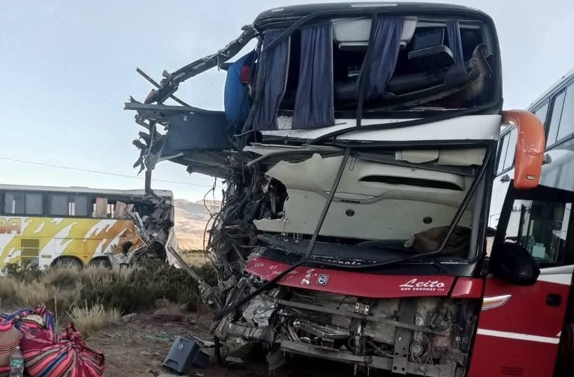 ACCIDENTE ENTRE DOS AUTOBUSES EN LA CARRETERA LA PAZ–POTOSÍ DEJA SEIS HERIDOS