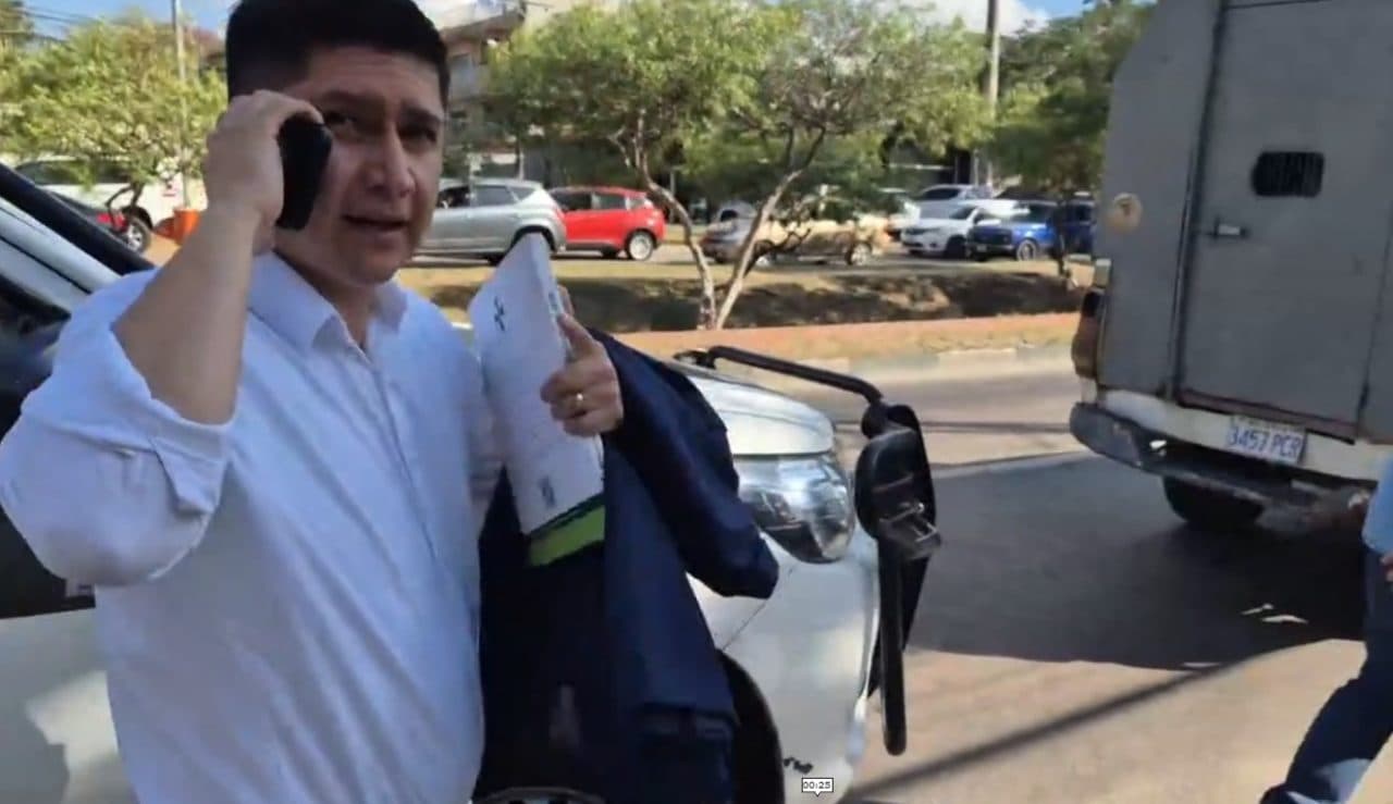 MEDRANO NO LOGRÓ INGRESAR AL FORO CONVOCADO POR CÍVICOS