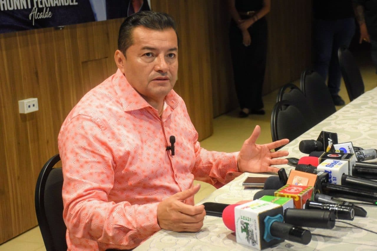 CONCEJALES CUESTIONAN VIAJE DEL ALCALDE SIN SUPLENTE NI APROBACIÓN OFICIAL
