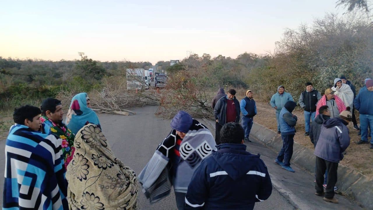 COMUNARIOS BLOQUEAN EN CHARAGUA; SALIDAS DE BUSES SON NORMALES