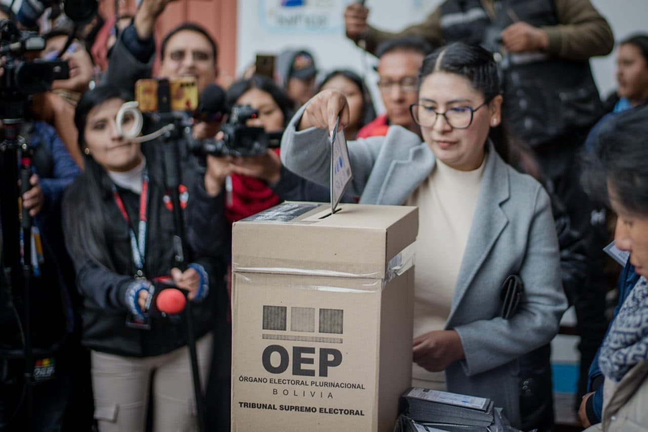 EVA COPA EMITIÓ SU VOTO EN EL ALTO EN MEDIO DE SILBIDOS