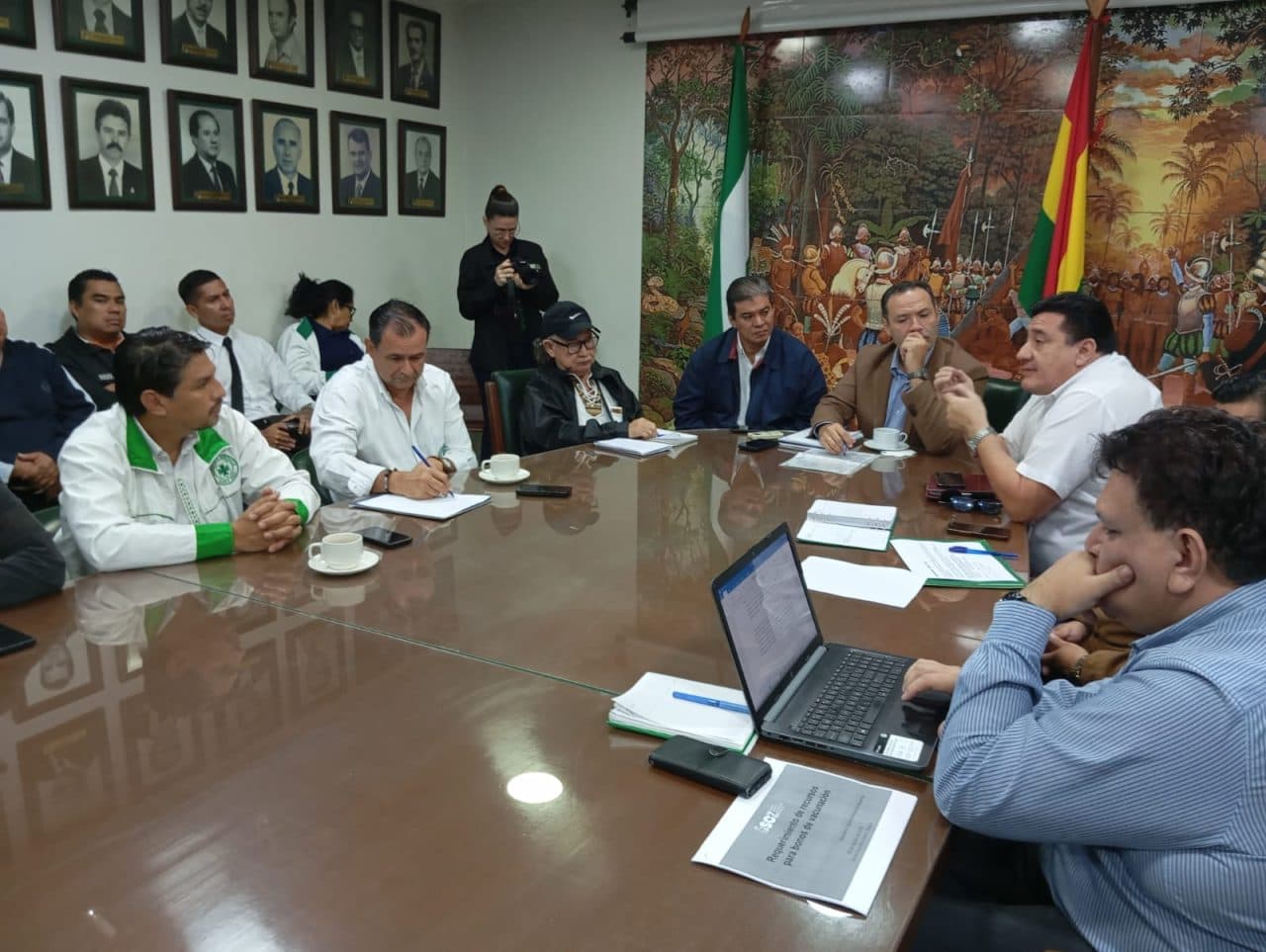 CÍVICOS Y PERSONAL DE SALUD BUSCAN SALIDA AL PARO MÉDICO