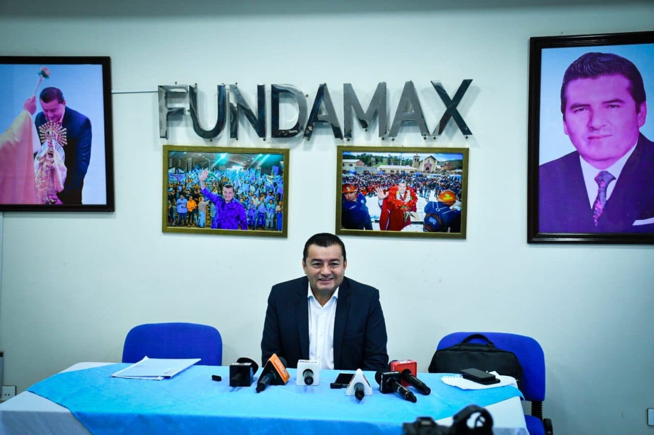 JHONNY FERNÁNDEZ CIERRA SU CAMPAÑA HOY EN SANTA CRUZ