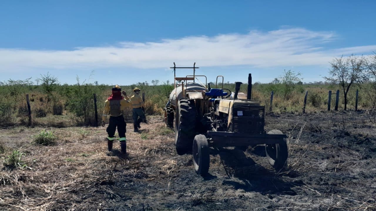 BOMBEROS DE LA GOBERNACIÓN SOFOCAN INCENDIO EN LA CARRETERA BIOCEÁNICA