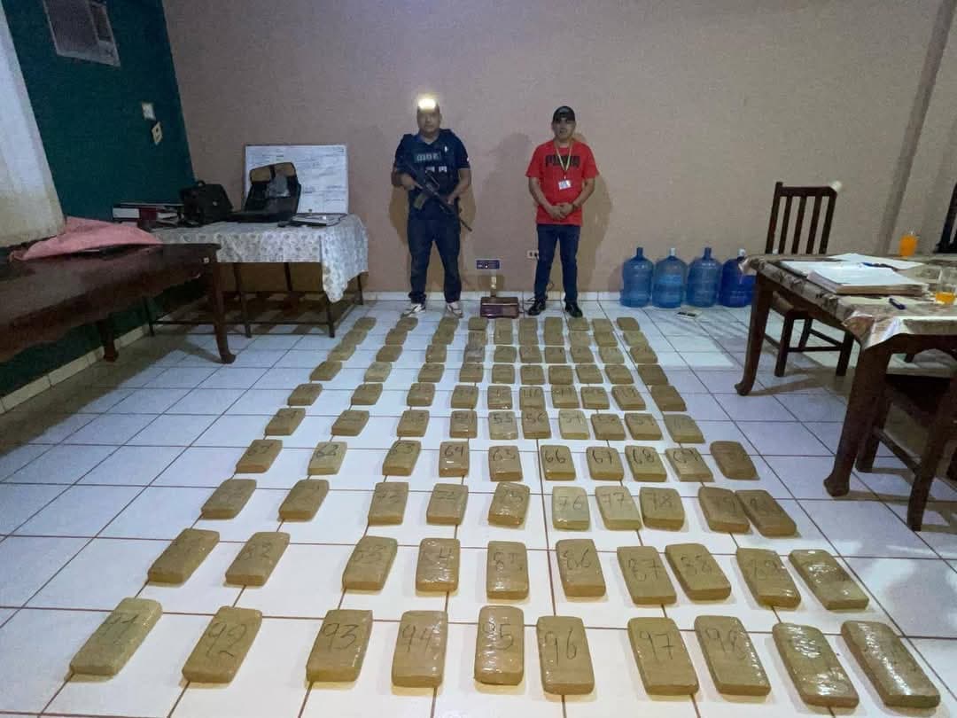 HALLAN MÁS DE 100 KILOS DE MARIHUANA EN CAMIÓN ABANDONADO EN RIBERALTA