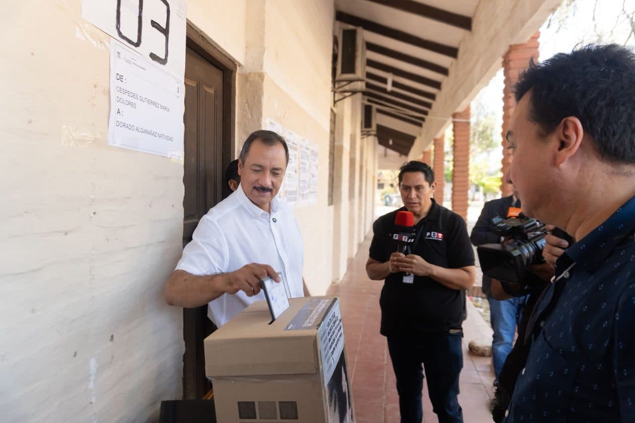 RECTOR DE LA UAGRM VOTAEIMPULSA JORNADA DEMOCRATICA