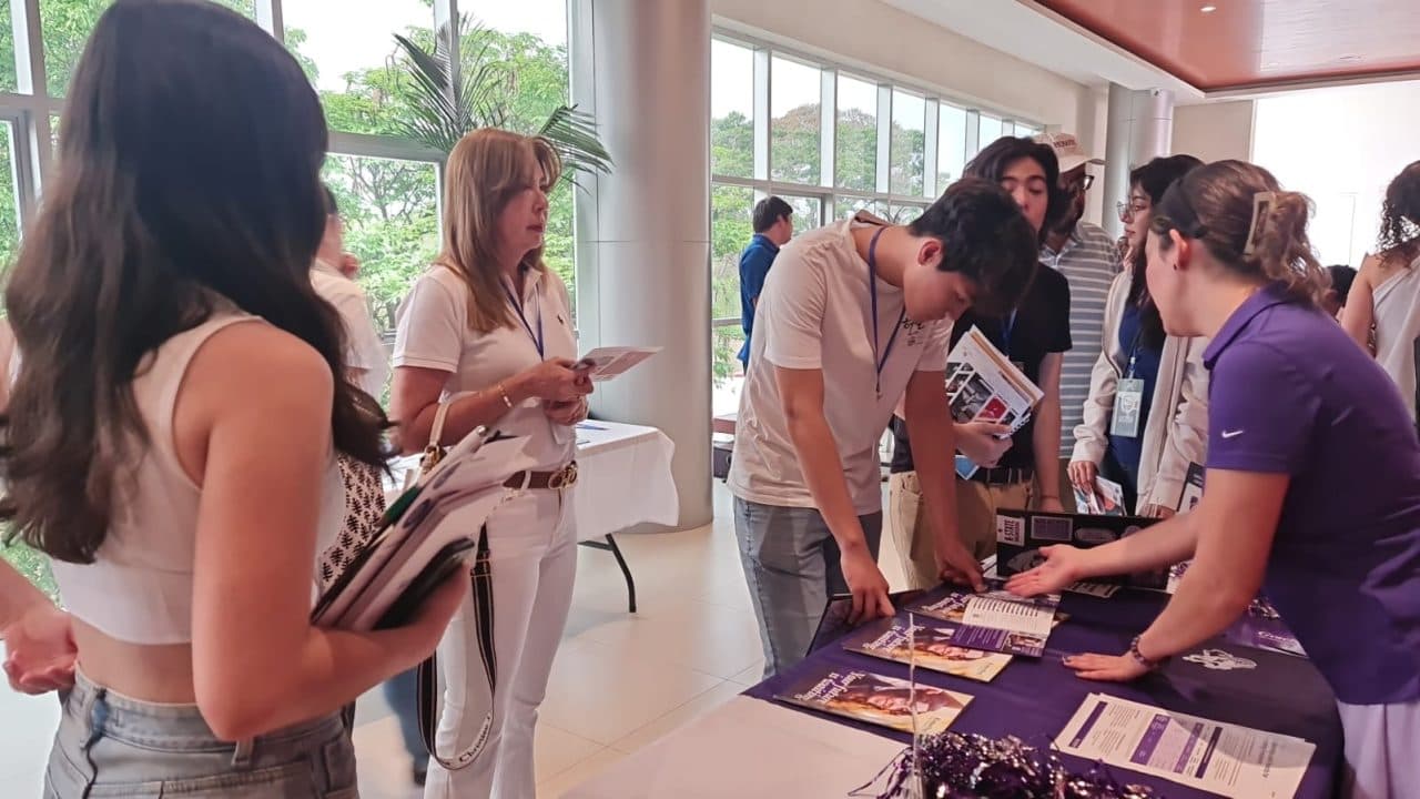 DIEZ UNIVERSIDADES DE EE.UU. EXPONEN OPORTUNIDADES PARA BOLIVIANOS EN LA FERIA EDUCATIONUSA EN SANTA CRUZ