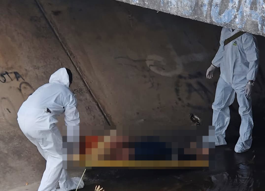 FISCALÍA INVESTIGA MUERTE DE JOVEN HALLADO EN CANAL DE DRENAJE