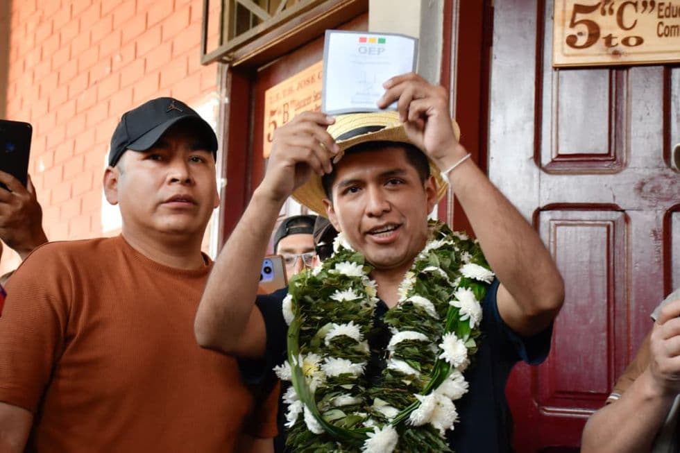 ANDRÓNICO ES ATACADO CON PIEDRAS AL VOTAR EN ENTRE RÍOS