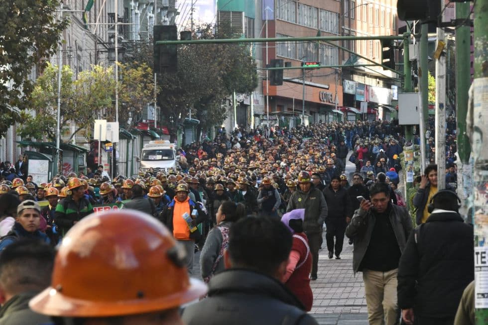 MINEROS COOPERATIVISTAS TOMARON LAS CALLES DE LA PAZ POR FALTA DE DIÉSEL